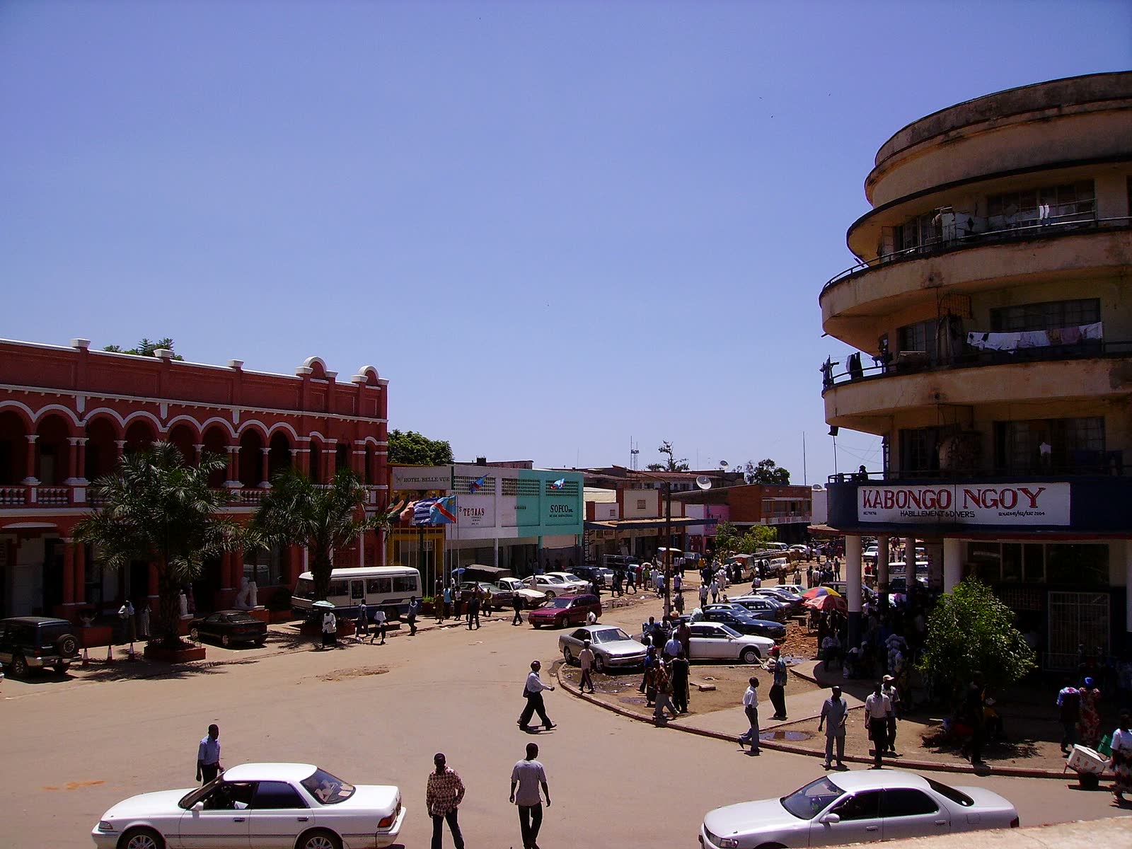 Centre-ville de Lubumbashi, immeubles Art déco sous un ciel bleu